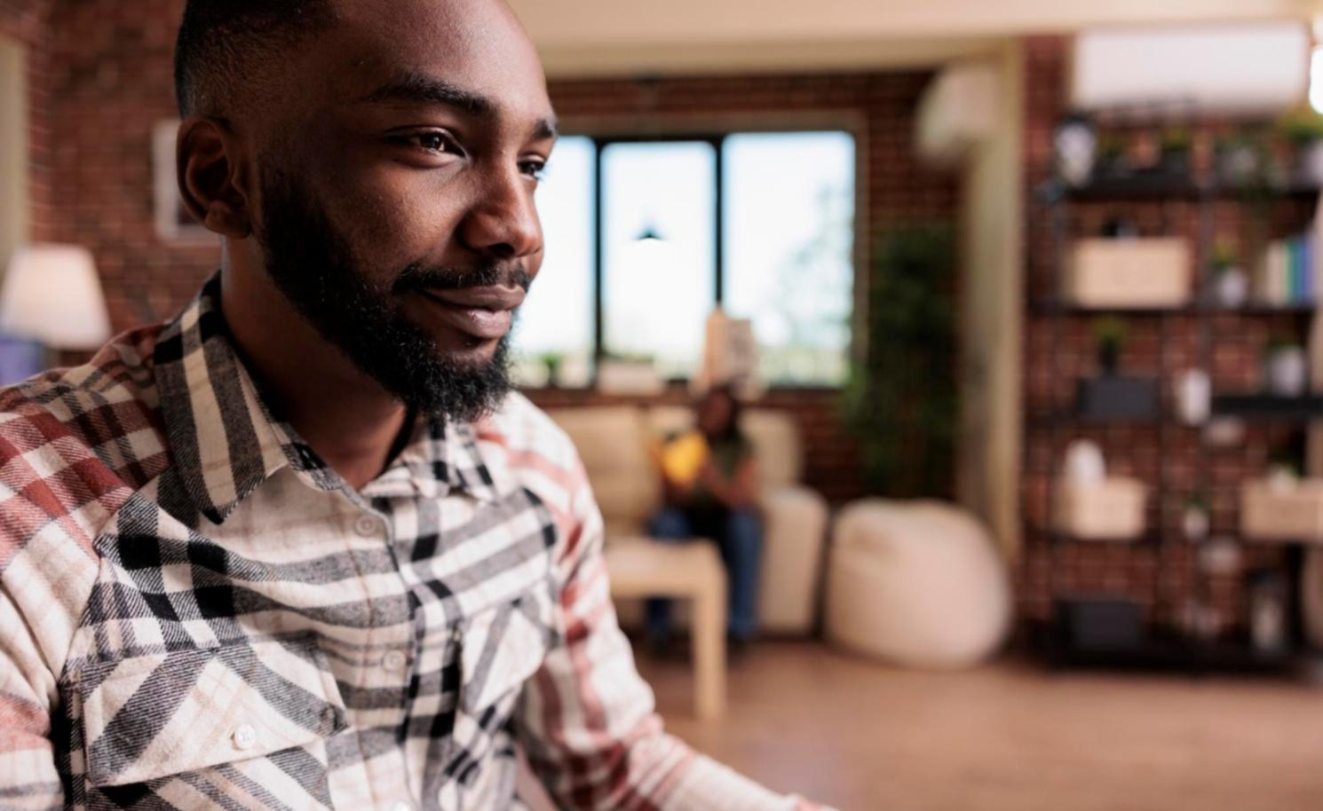 Equipo revisando arquitectura de soluciones IA